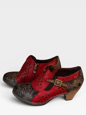 Red & black ankle high festive  leather embossed heeled side zip boots 38/US 8